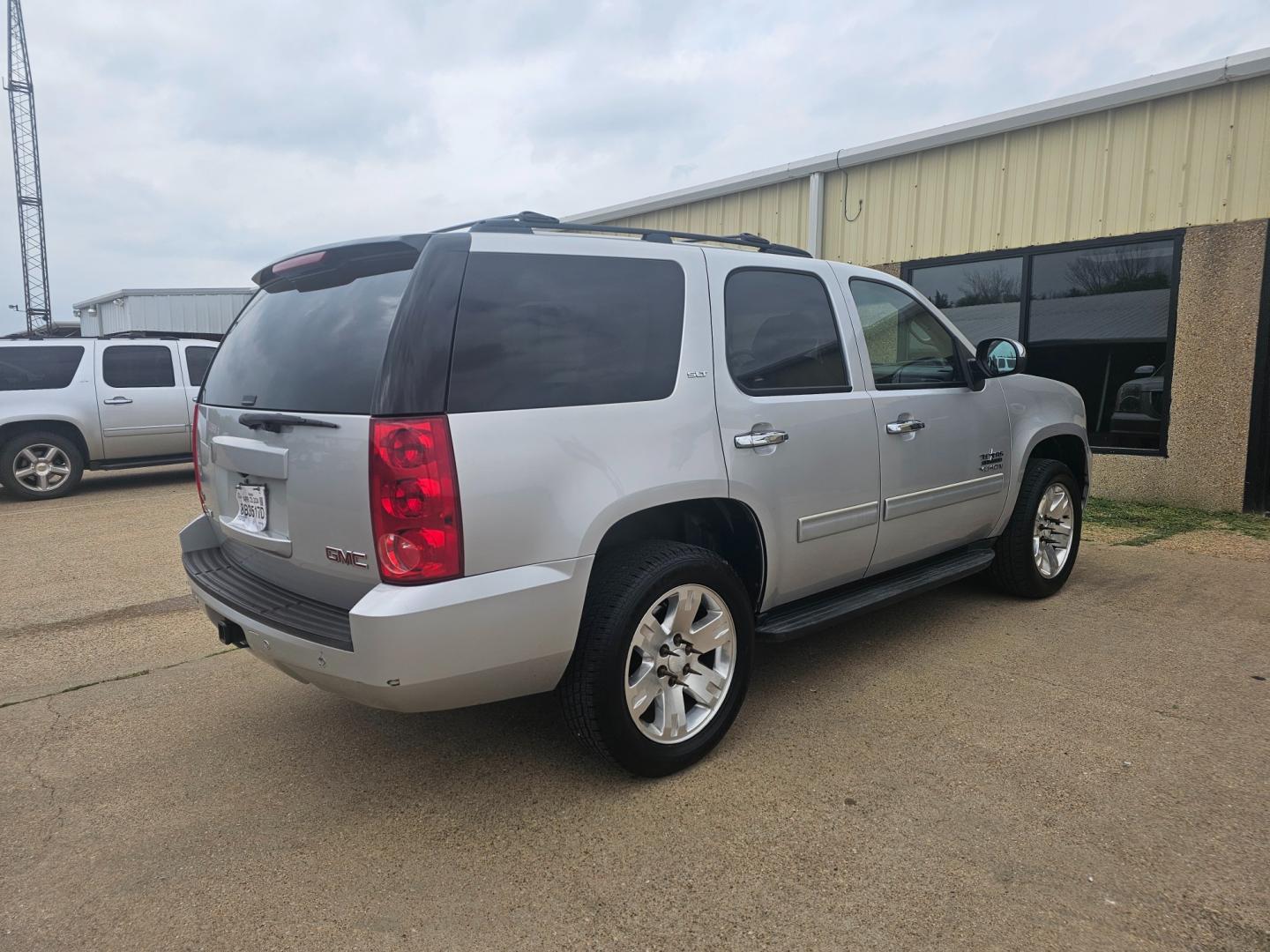 2011 SILVER GMC YUKON SLT1 2WD (1GKS1CE00BR) with an 5.3L V8 OHV 16V FFV engine, 6-SPEED AUTOMATIC transmission, located at 533 S Seven Points BLVD, Seven Points, TX, 75143, (430) 255-4030, 32.313999, -96.209351 - Photo#2